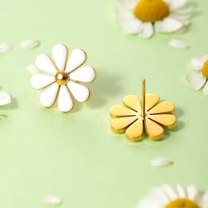 ◾️18K Gold Plated White Daisy Stud Earrings